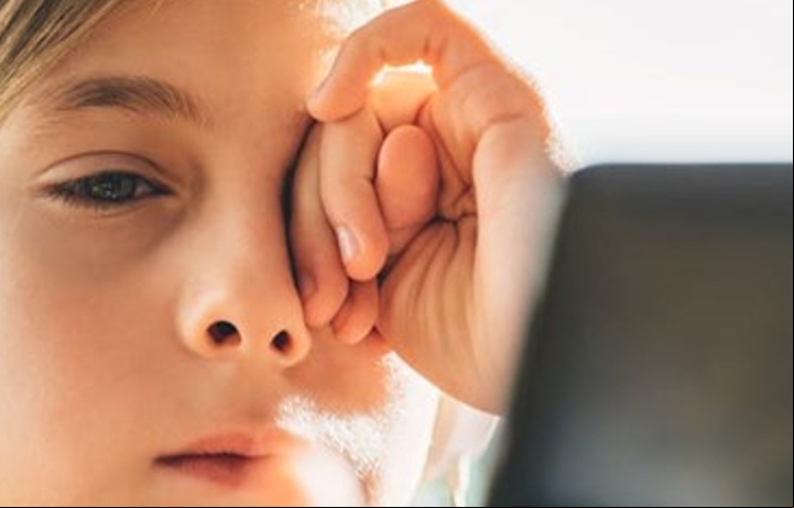 Excesso de tempo olhando telas, causa doenças nos olhos: pesquisa 