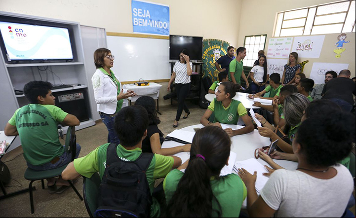 Celular continua causar desordem no ambiente escolar