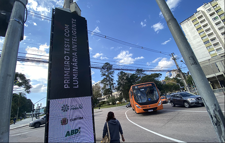 Curitiba testa semáforo inteligente com tecnologia 5G