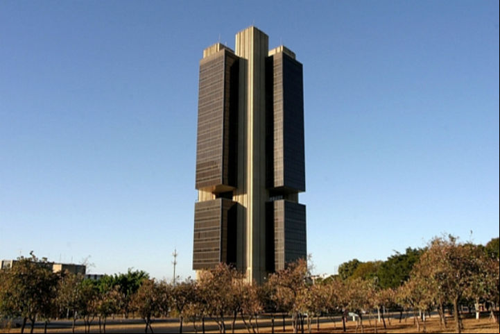 Bancos lucram 5%, mas tem queda na rentabilidade