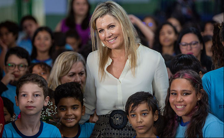 Rainha da Holanda conversa com alunos sobre inclusão financeira 